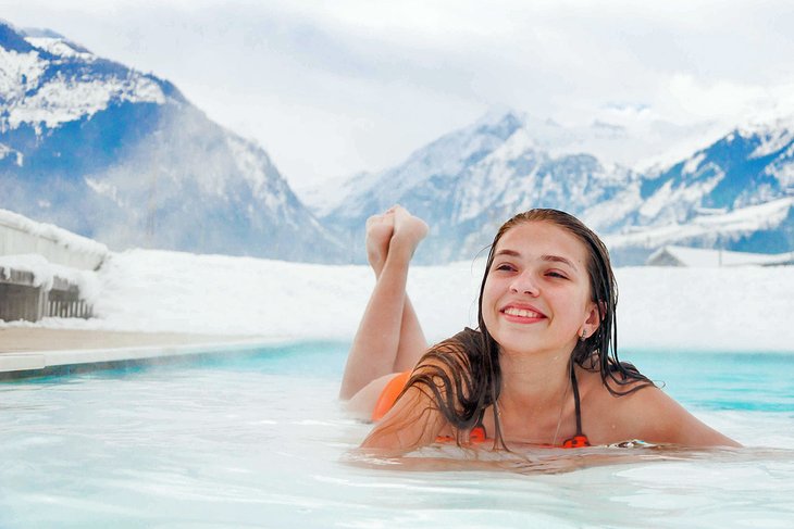 Relajarse en una piscina termal en los Alpes austríacos