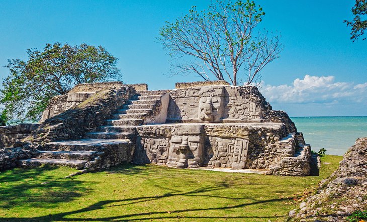 Ruinas mayas junto al mar en Cerros