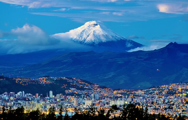 Quito al amanecer con el volcán Cotopaxi en la distancia
