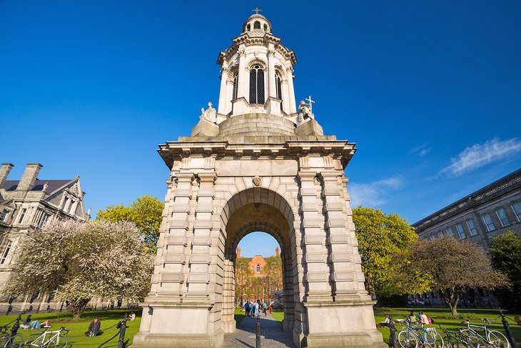 El campanario en Trinity College, Dublín