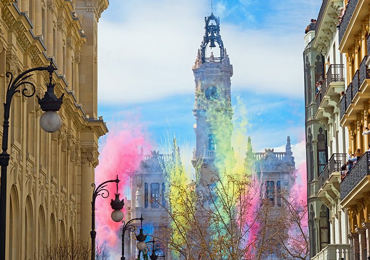 Plaza del Ayuntamiento de Valencia con fuegos artificiales de Las Fallas