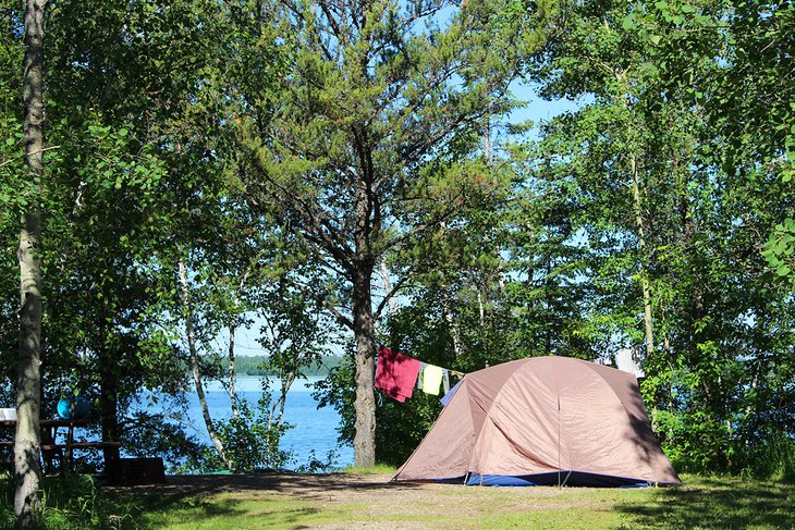 Camping en el lago Brereton junto a la playa principal