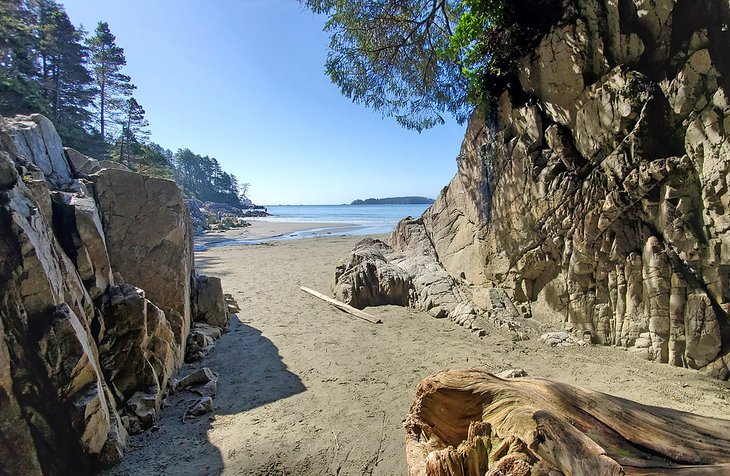 Rocas en la playa de Tonquin