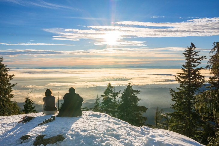Excursionistas disfrutando de la impresionante vista desde la cima de Dog Mountain