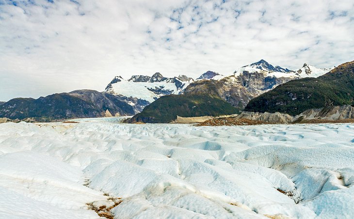 Caminata sobre hielo en el glaciar Exploradores