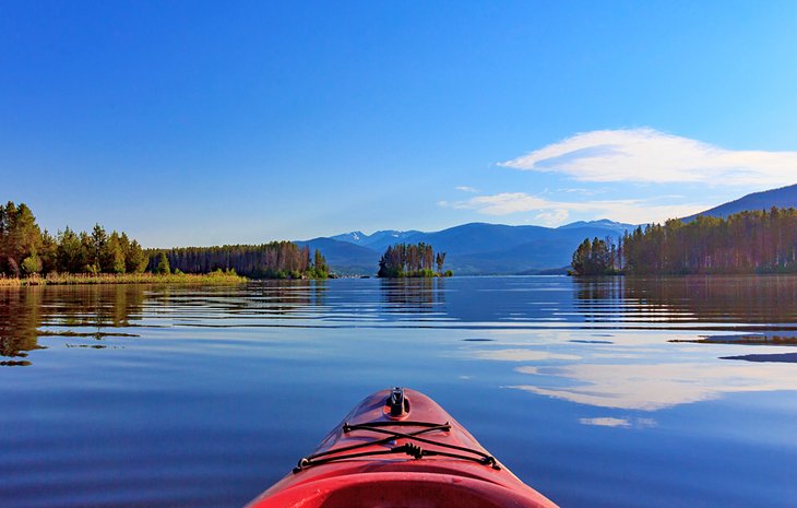 Un kayakista en las tranquilas aguas del lago Shadow Mountain