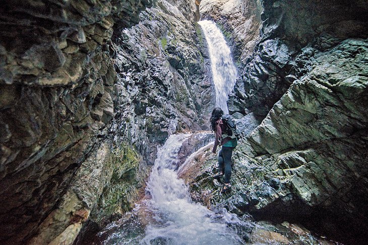 Un excursionista explorando las cataratas de Zapata