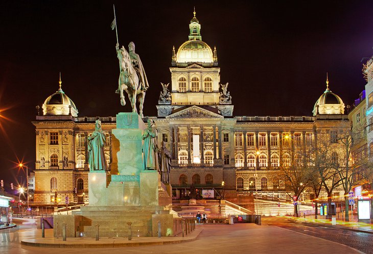 Museo Nacional en la Plaza de Wenceslao en Praga