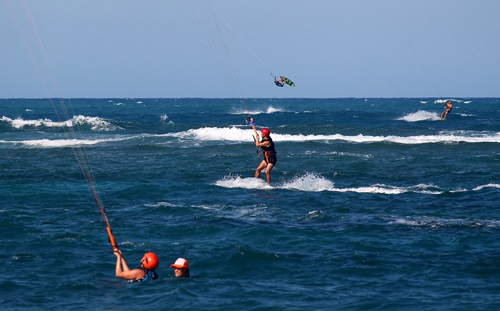 Kiters principiantes, intermedios y avanzados en Kite Beach