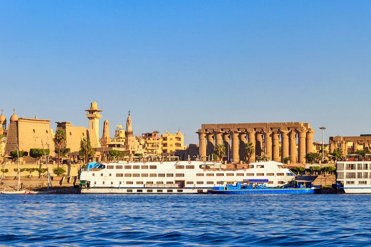 Cruceros por el Nilo atracados frente al Templo de Luxor