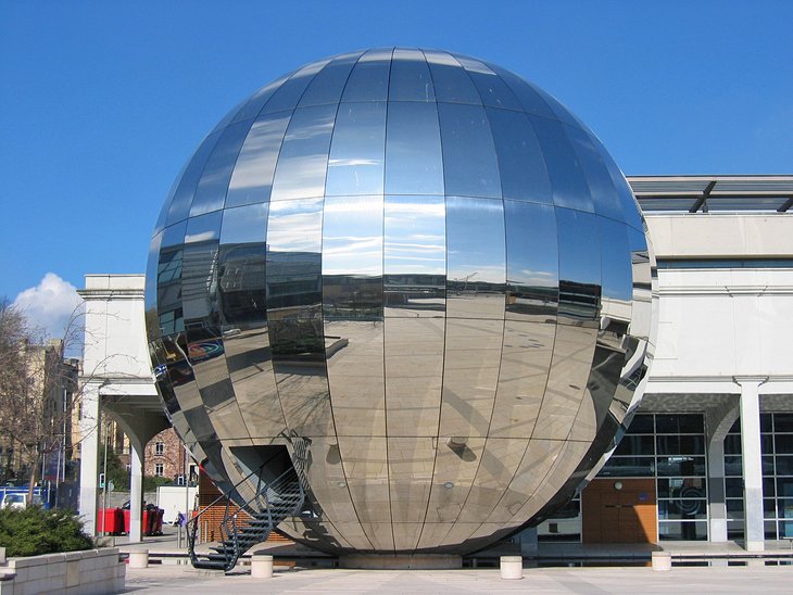 Cúpula con espejos en el planetario de Bristol