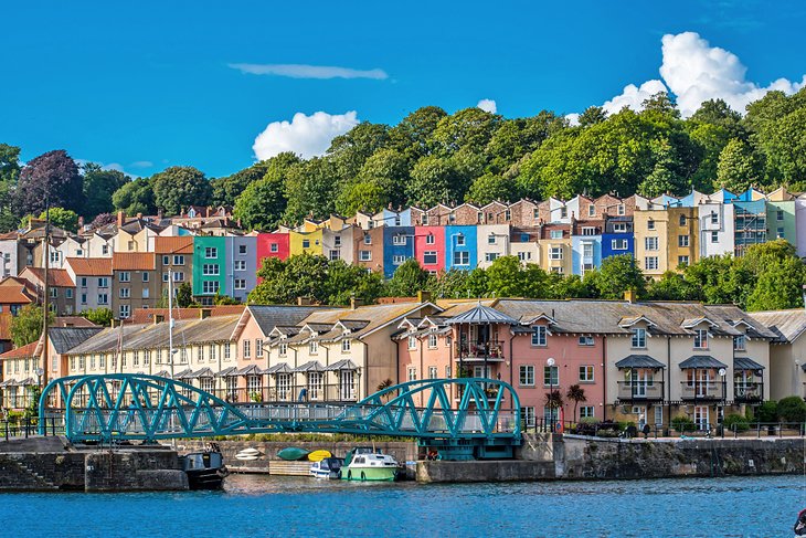 Casas coloridas en la zona de Harbourside de Bristol