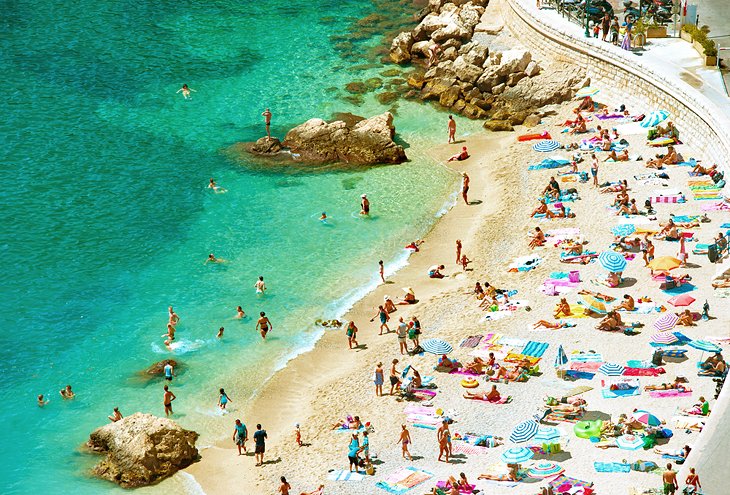 Un día de verano en la playa de Niza