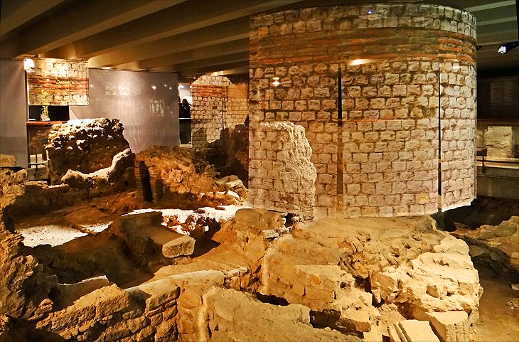 Crypte Archéologique (Museo Arqueológico)