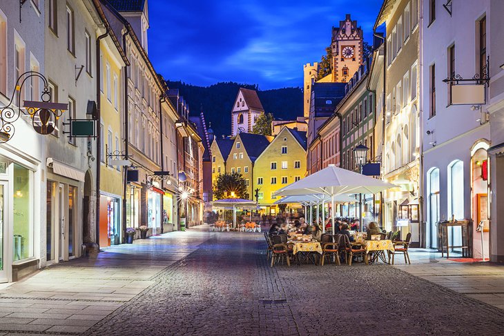 Foto nocturna de la hermosa ciudad de Fussen en la Ruta Romántica