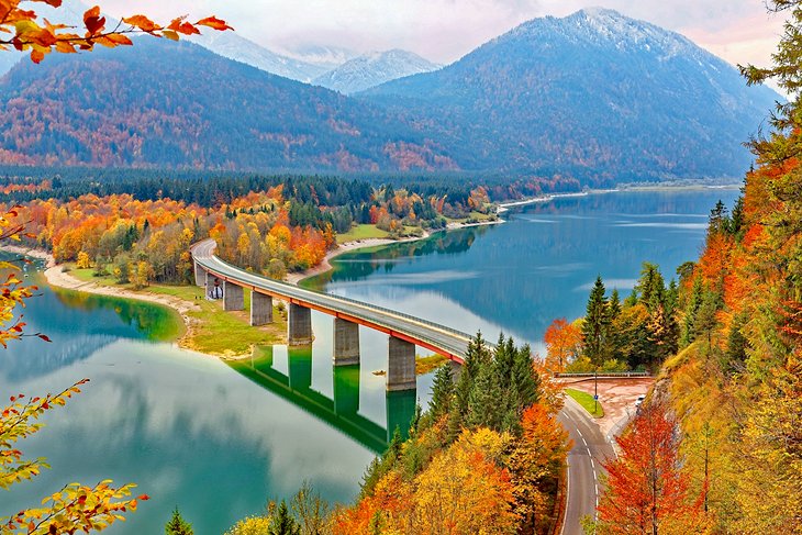 Puente sobre la presa Sylvenstein durante el otoño