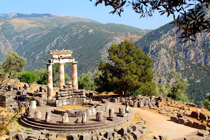 Templo de Atenea en el sitio arqueológico de Delfos