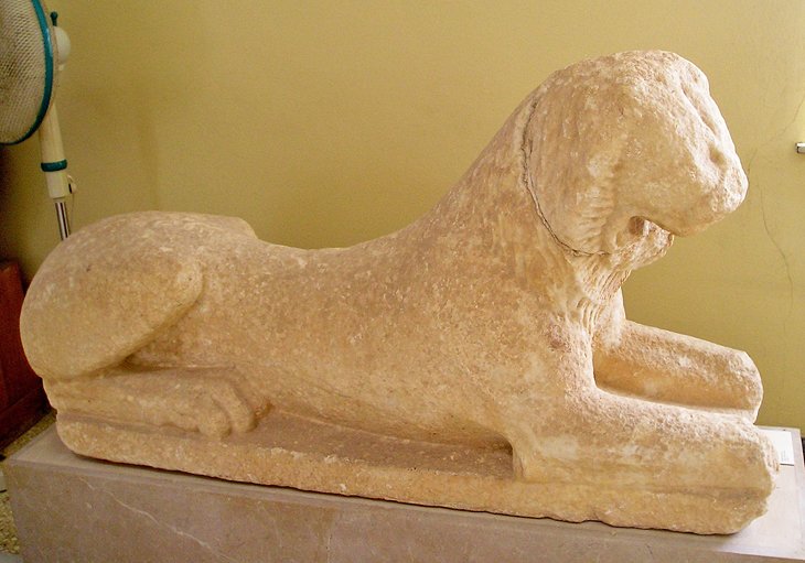 Talla de leones en el Museo Arqueológico de Fira.