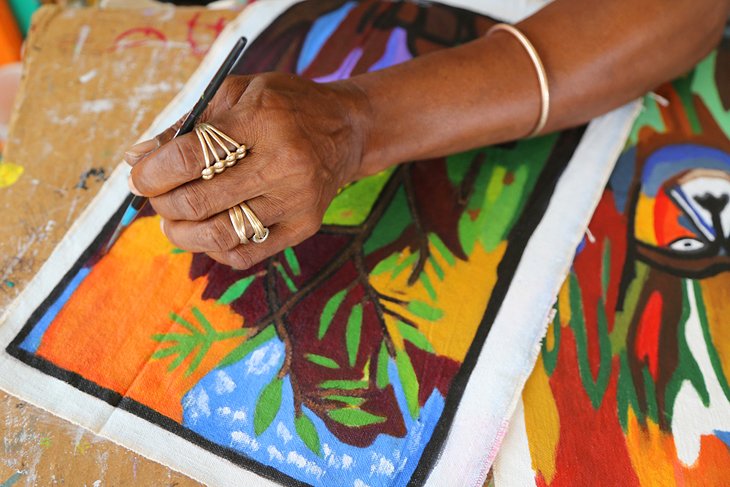 Artista que trabaja en el mercado de especias y artesanía de Grand Anse