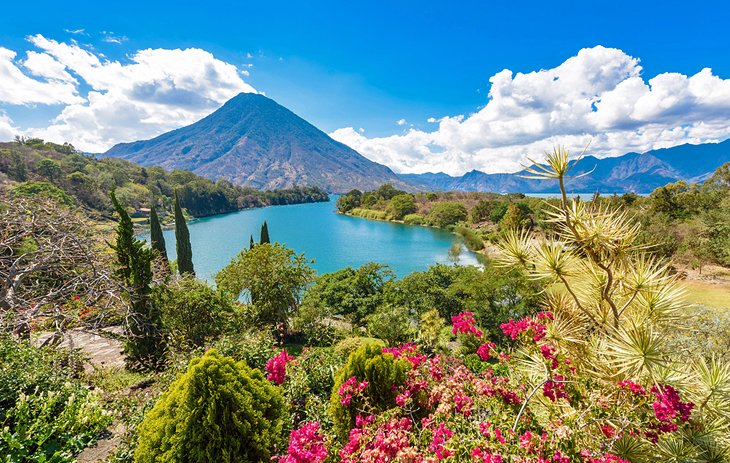 Lago de Atitlán con el volcán San Pedro en la distancia