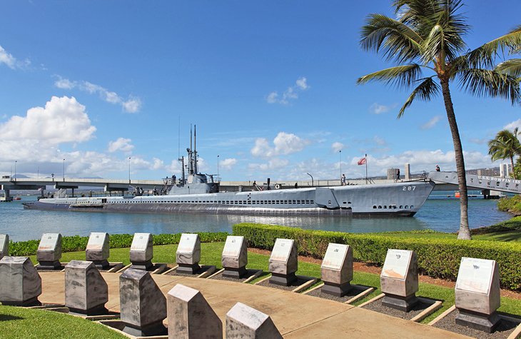 Memorial en Pearl Harbor con el submarino USS Bowfin en el fondo