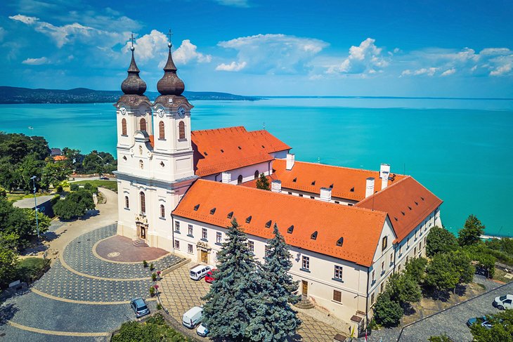 Vista aérea de la abadía benedictina de Tihany y el lago Balaton