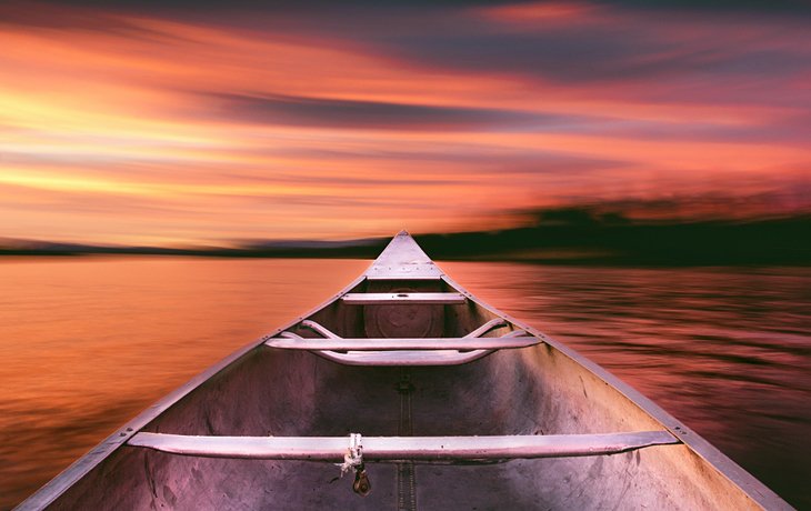 Paseos en bote por el lago Payette durante la puesta de sol