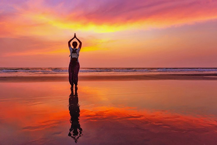 Yoga al atardecer en la playa de Arambol