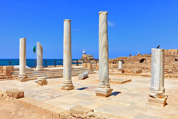 Ruinas junto al mar en Cesarea