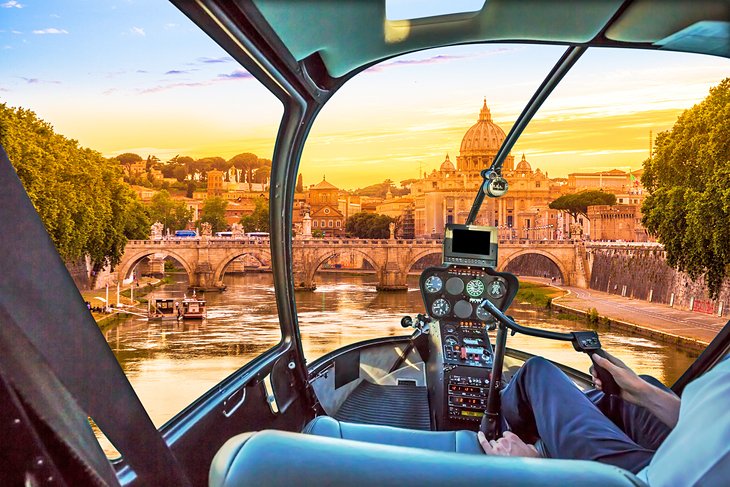 Vista de la Basílica de San Pedro y el río Tíber en Roma desde un helicóptero