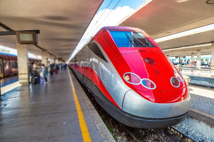Tren de alta velocidad Frecciarossa en una estación de tren de Florencia