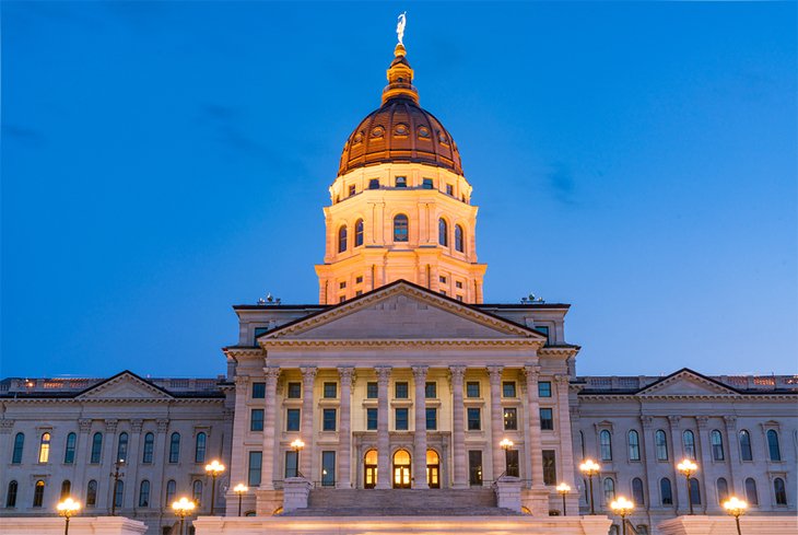 Edificio del Capitolio del Estado de Kansas en la noche