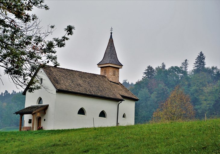 Pequeña capilla en el pueblo de Hinterschellenberg