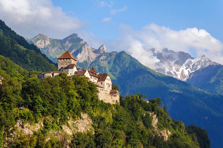 Castillo de Vaduz con picos nevados en la distancia