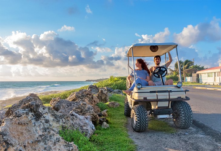 Conducir un carrito de golf por la playa de Isla Mujeres