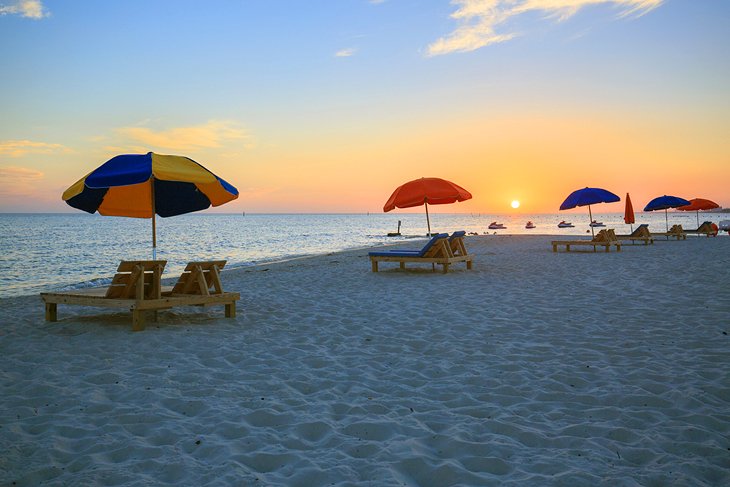 Puesta de sol a lo largo de la costa de la costa del Golfo en Biloxi Beach