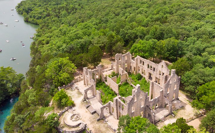 Ruinas del castillo en el parque estatal Ha Ha Tonka