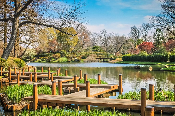 Jardín japonés para pasear en los jardines botánicos de Missouri