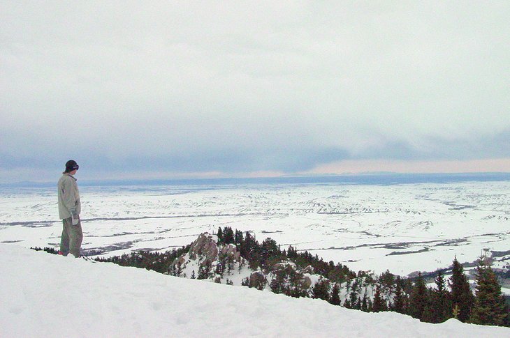 Snowboarder disfrutando de la vista desde Red Lodge Mountain