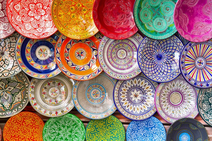 Platos de colores para la venta en el mercado de Marrakech