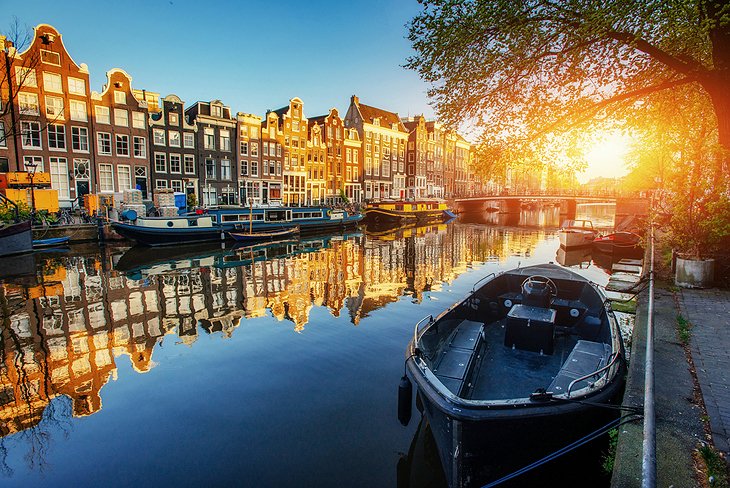 Puesta de sol sobre un canal de Amsterdam