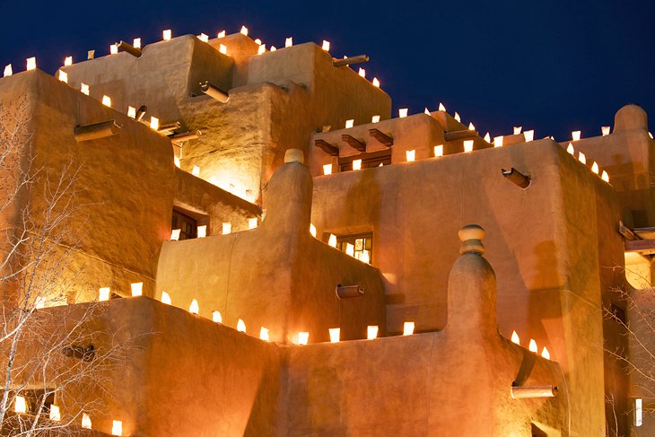 Santa Fe adobe iluminada por farolitas