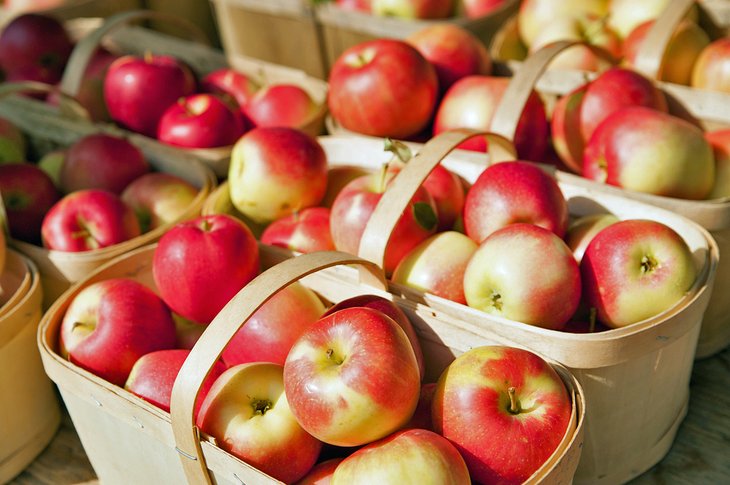 Cestas de manzanas en el mercado de los granjeros
