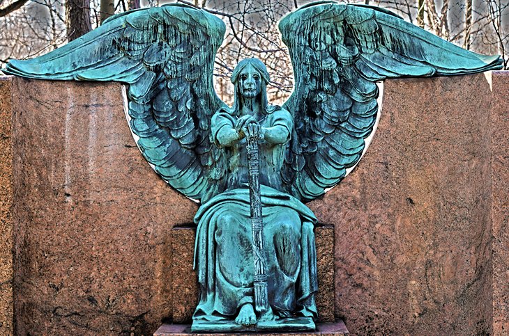 Estatua del ángel llorando en el cementerio de Lakeview