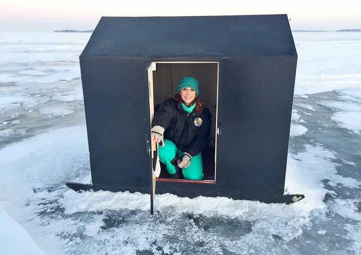 El autor pesca en hielo en el lago Erie