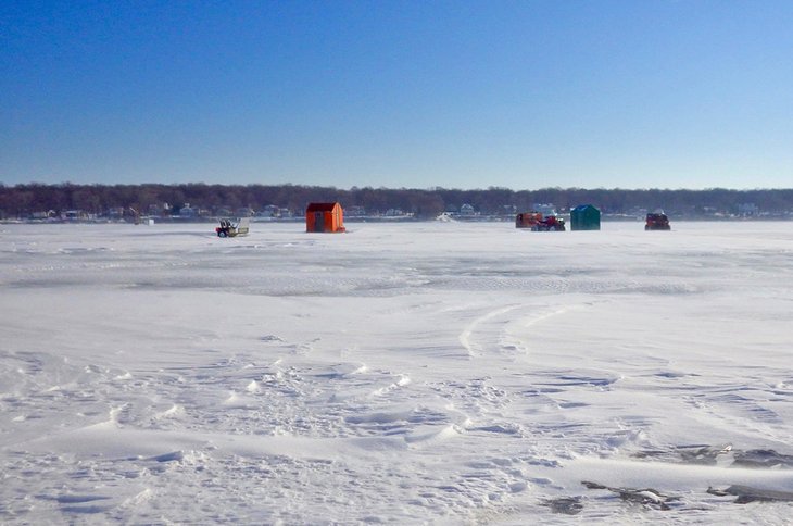 Chabolas de pesca en el hielo en el lago Erie