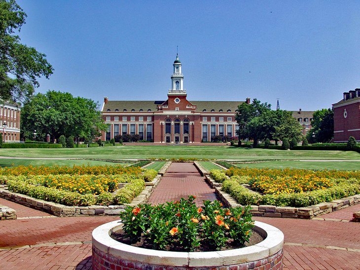 Biblioteca de Edmon Low & amp;  Jardines formales, Universidad Estatal de Oklahoma
