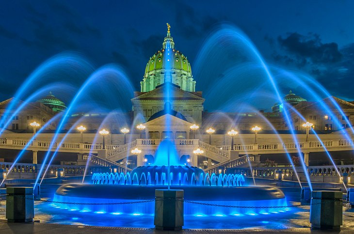 Capitolio del estado de Pensilvania en la noche