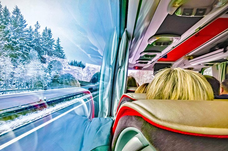 Viaje en autobús por la campiña checa en invierno