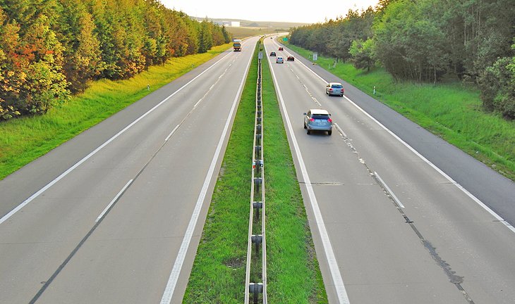Automóviles que viajan por una autopista checa